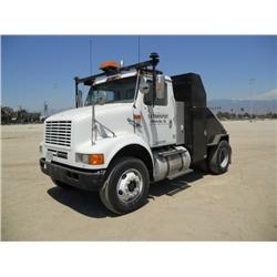 2000 International 8100 S/A Toter Truck