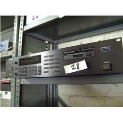 ROLAND S-550  digital sampler