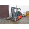 Image 1 : LINDIE E25 3 STAGE 4000 LB ELECTRIC FORKLIFT &