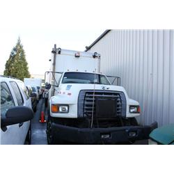 1998 WHITE FORD F-800 CUBE VAN