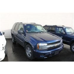 2004 BLUE CHEVROLET TRAILBLAZER SUV