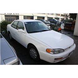 1996 WHITE TOYOTA CAMRY 4DR SEDAN