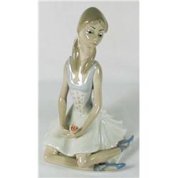 CASADES PORCELAIN FIGURINE - MADE IN SPAIN - Appro