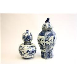 Blue & white porcelain vase & covered temple jar