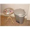 Image 1 : TABLE & TRASH CAN