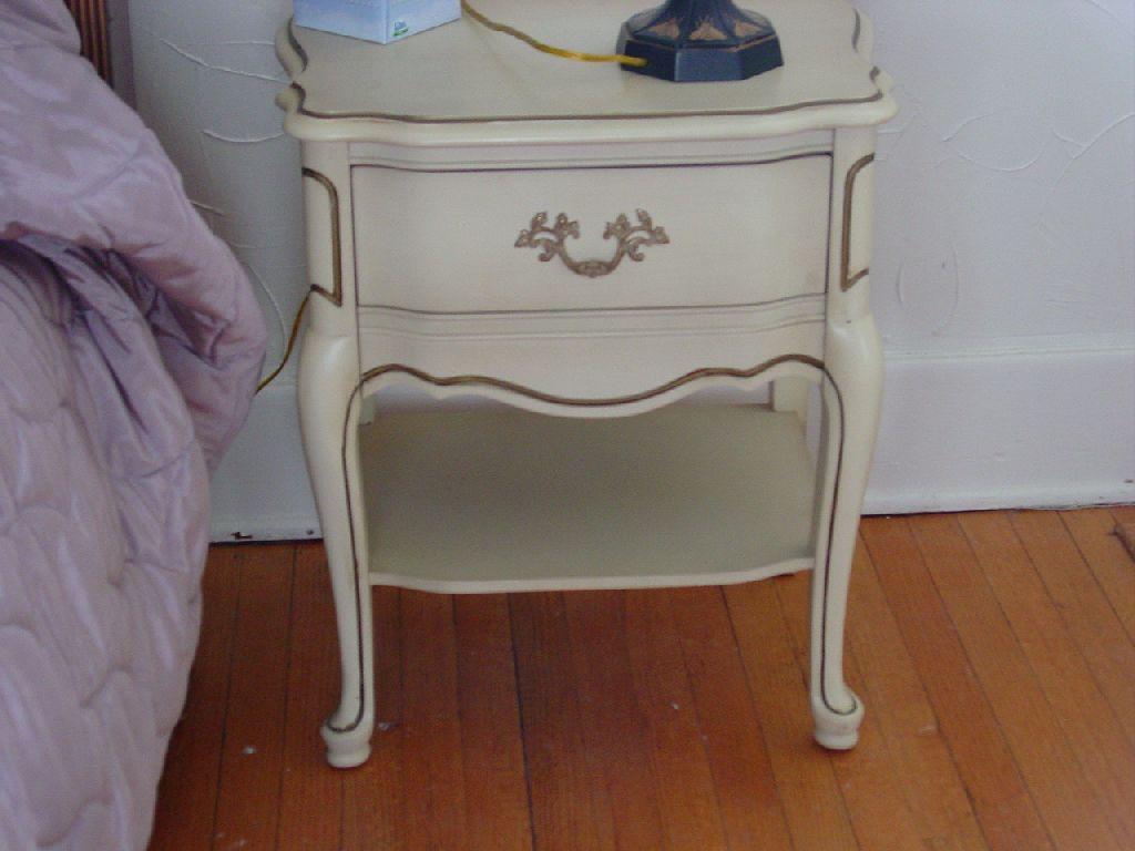 Bassett Furniture Industries Inc Blonde Wood Antique Bedroom Suit
