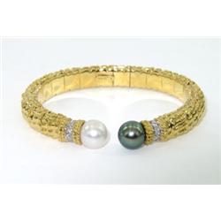 Cassis 18K Yellow Gold Pearl Diamond Bangle