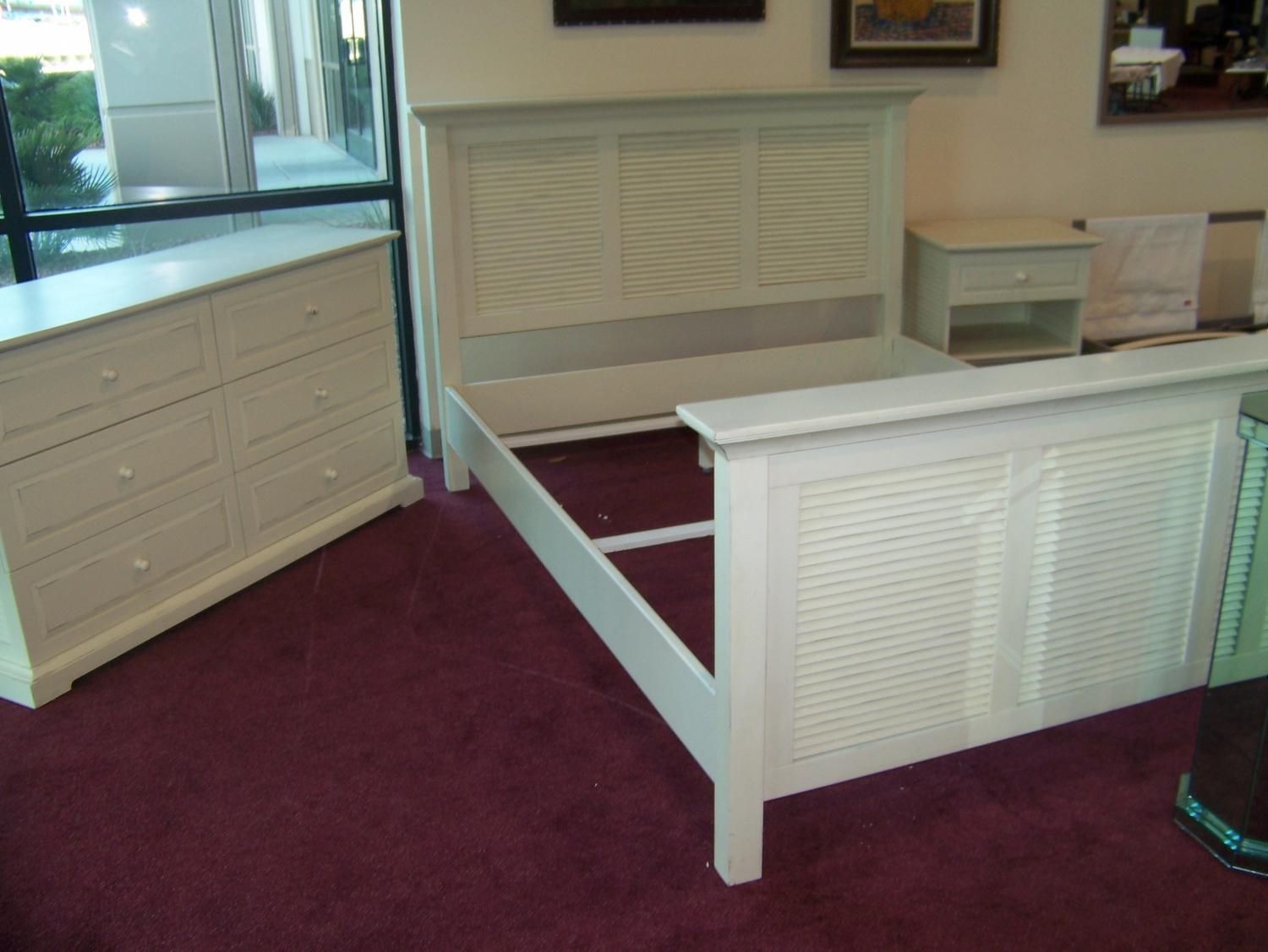 (3) Piece Bedroom set, queen size bed frame dresser and night stand