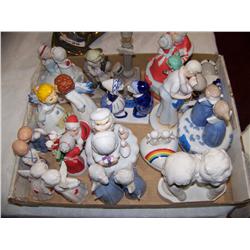 Multi-piece lot containing 20 various Kissing figurines, statues music boxes etc