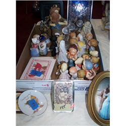 Multi-Piece Kissing Collection 30 pi/ lot of statues, etc.