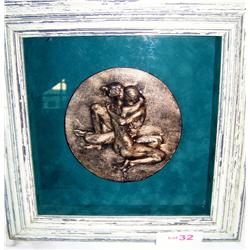 Kissing bas-relief sculpture 109/950 nicely framed. Signed