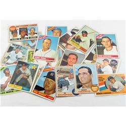 LOT OF 25 1960'S TOPPS BASEBALL CARDS - INCL. ROGER MARIS