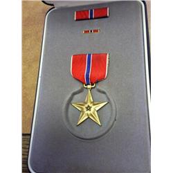 US BRONZE STAR MEDAL IN CASE WITH ALL RIBBONS