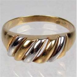 14K GOLD LADIES RING - 2.61 GRAMS