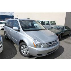 2010 SILVER KIA SEDONA PASSENGER VAN