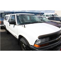 2002 WHITE CHEVROLET S-10 PICK UP