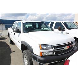 2005 WHITE CHEVROLET SILVERADO 2500HD PICK UP