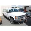 Image 1 : 1999 WHITE CHEVROLET SUBURBAN 4DR SUV