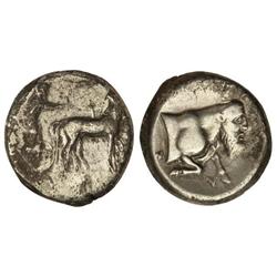 Tetradracma. -  430-425 a.C. -  GELA. -  Anv.: Cuadriga a derecha, Nike encima volando. Rev.: Mitad