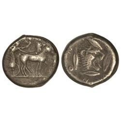 Tetradracma. -  475-466 a.C. -  LEONTINI. -  Anv.: Cuadriga a derecha encima Nike. Rev.: Cabeza de l