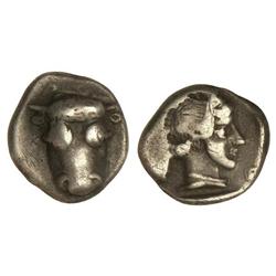 Trióbolo. -  460-430 a.C. -  PHOKIS. -  Anv.: Cabeza de toro de frente. Rev.: Cabeza de Artemisa a d