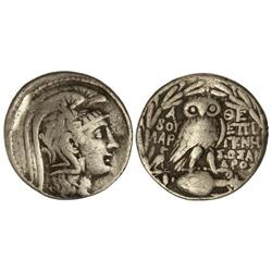 Tetradracma. -  136/5 a.C. -  ATENAS. -  Anv.: Busto de Atenea a derecha. Rev.: Lechuza sobre ánfora