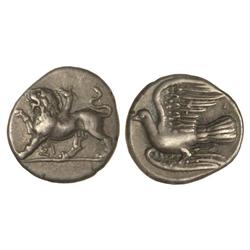 Trióbolo. -  360-330 a.C. -  SIKYON. -  Anv.: Quimera en pie a izquierda. Rev.: Paloma volando a izq