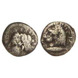 Dracma. -  390-330 a.C. -  KYZYCOS. MISIA. -  Anv.: Cabeza de Perséfone a izquierda. Rev.: Cabeza de