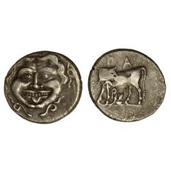 Hemidracma. -  350-300 a.C. -  PARION. -  Anv.: Toro a izquierda. Rev.: Cabeza de Gorgona de frente.