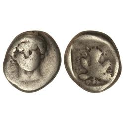 Dracma. -  410 a.C. -  IDYMA. CARIA. -  Anv.: Cabeza de Pan de frente. Rev.: Hoja de higuera, alrede