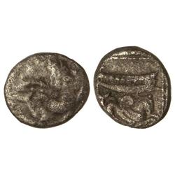 1/3 Estátera. -  Siglo V a.C. -  ARADOS. -  Anv.: Sirena a derecha, a izquierda delfín. Rev.: Galera