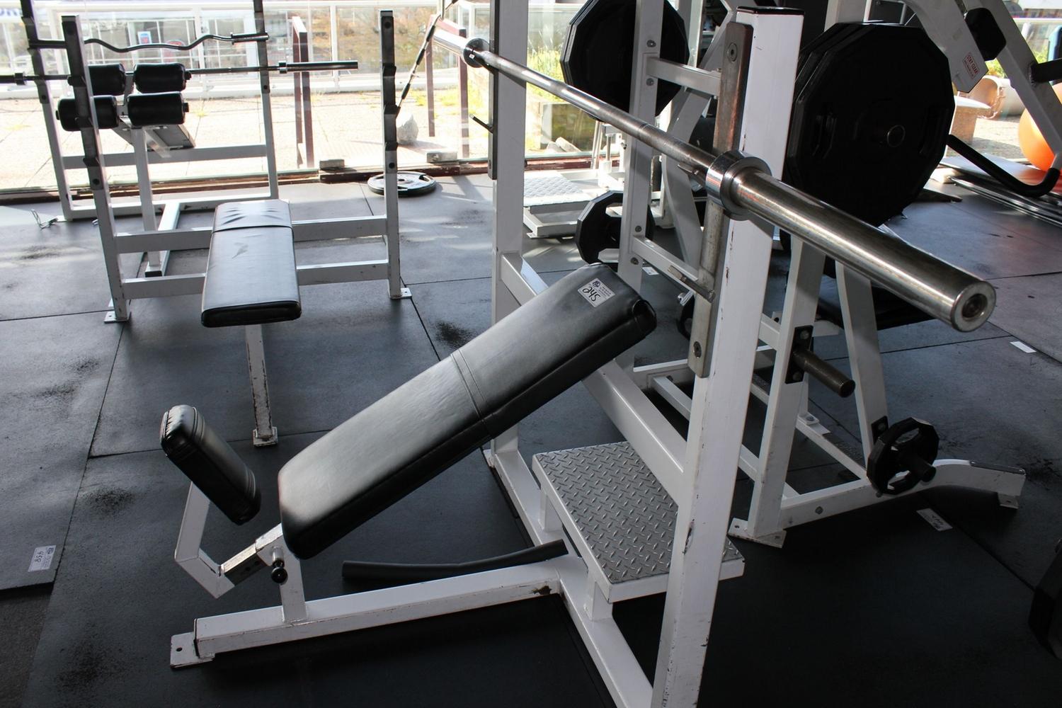 Apex Bench Press Station C W Bar