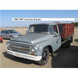 1967 IHC 1 Ton w/hoist