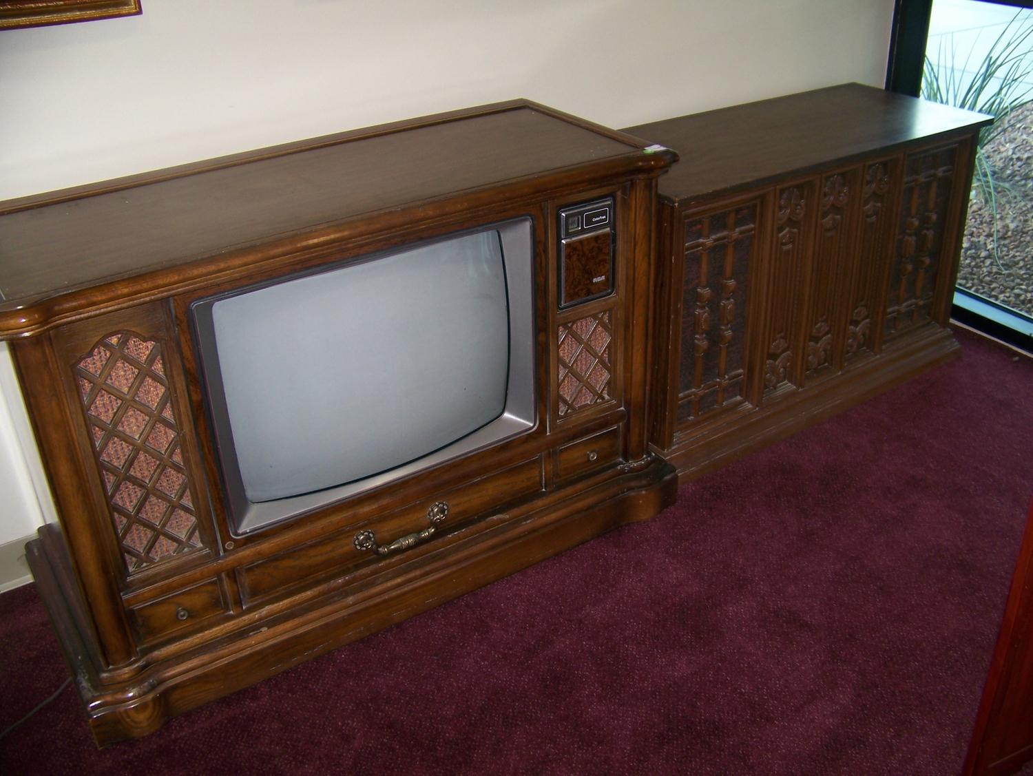 (2) Piece Vintage RCA Television & entertainment system