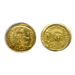 JUSTINIAN II, AD 565-578. Gold Solidus (4.46g) minted at Constantinople. Obv: Helmeted and cuirassed