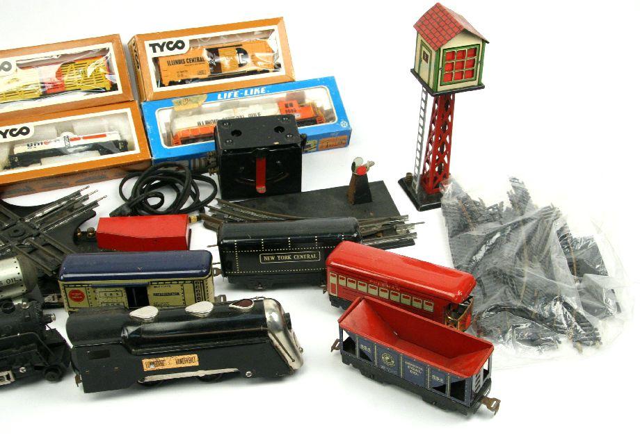 TYCO AND LIONEL ELECTRIC TRAIN SET LOT