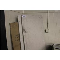 3 FOLDING TABLES
