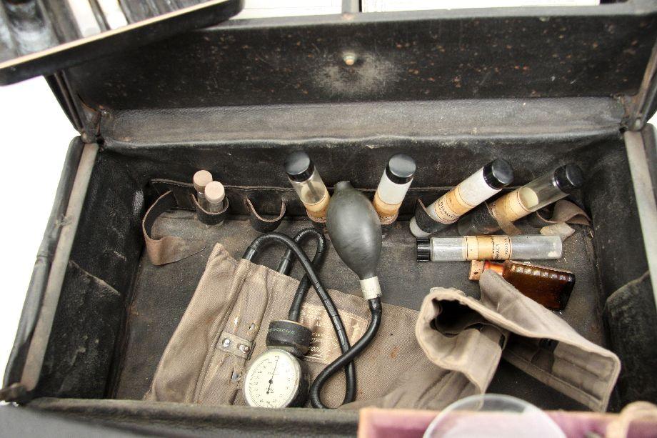 ANTIQUE DOCTORS MEDICAL BAGS & INSTRUMENTS