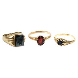 LOT OF ANTIQUE YELLOW GOLD INTAGLIO SAPPHIRE RINGS