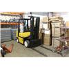 Image 1 : YELLOW NISSAN 4700 LB 3 STAGE PROPANE FORKLIFT