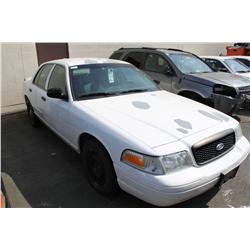 2005 WHITE FORD CROWN VICTORIA POLICE SERIES 4DR