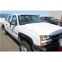 2006 WHITE CHEVROLET SILVERADO 2500HD 4DR PICK UP