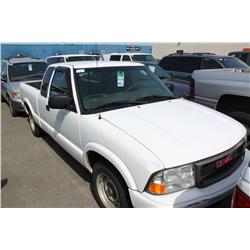 2001 WHITE GMC SONOMA SL 2DR PICK UP