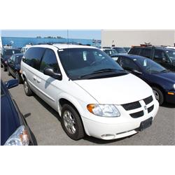 2002 WHITE DODGE CARAVAN PASSENGER VAN