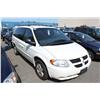 Image 1 : 2002 WHITE DODGE CARAVAN PASSENGER VAN