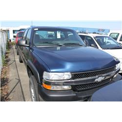 2002 BLUE CHEVROLET 2500HD 4DR PICK UP