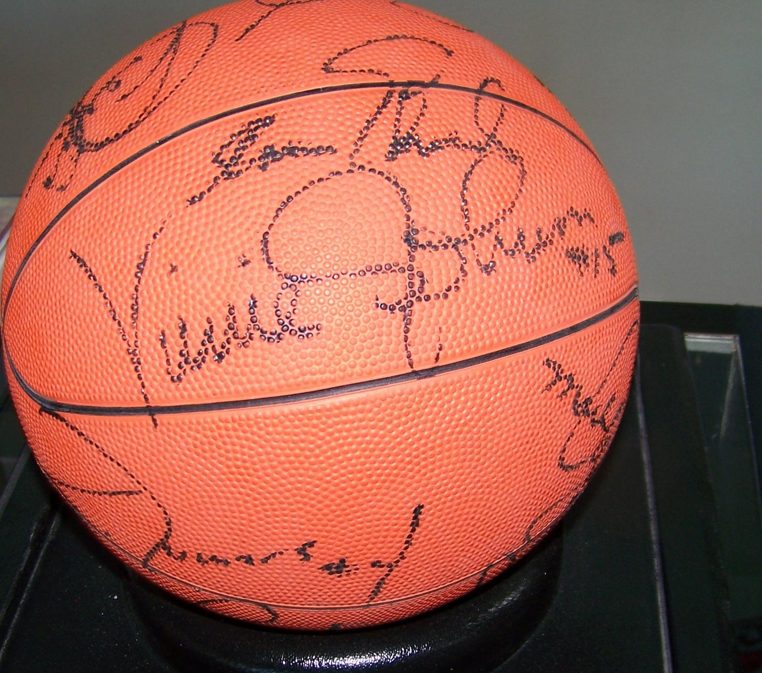 198990 World Champion Detroit Pistons Team Signed Basketball.