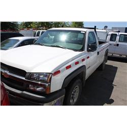 2004 WHITE CHEVROLET SILVERADO 2500 PICK UP