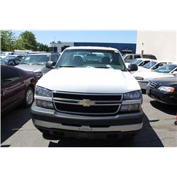2007 WHITE CHEVROLET SILVERADO 2500HD 4DR PICK UP