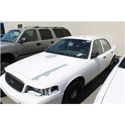 2004 WHITE FORD CROWN VICTORIA POLICE SERIES 4DR